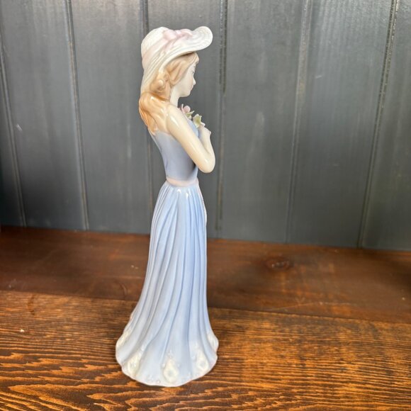 House of Lloyd Gathering Flowers Porcelain Figurine - Picture 7 of 13